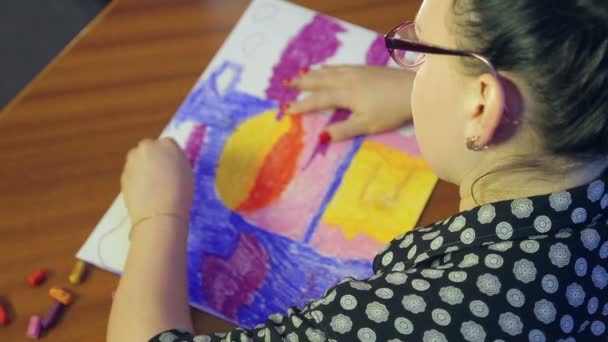 El artista con gafas trabaja en el paisaje del atardecer utilizando la técnica del pastel — Vídeos de Stock