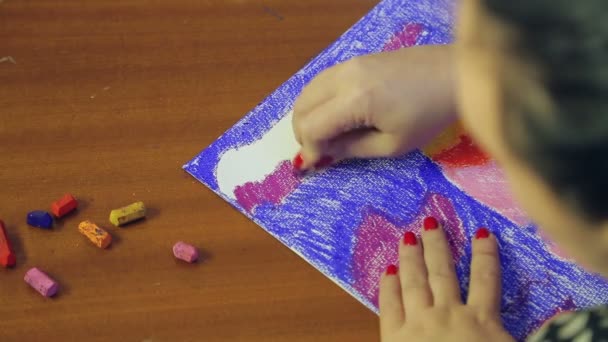 Sanatçı, pastel tekniğini kullanarak günbatımı manzarası üzerinde çalışır. — Stok video