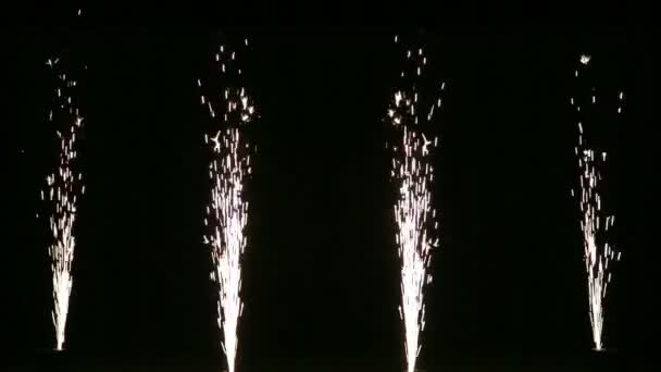 Prata cor fogos de artifício gerador de pulverização vertical para festivais e shows — Vídeo de Stock