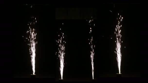 Серебряный цветовой генератор фейерверков вертикальный спрей для фестивалей и шоу — стоковое видео