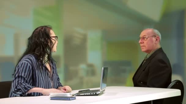 Une superviseure au bureau réprimande un employé pour inconduite — Video