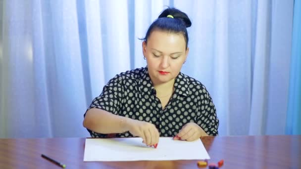 Judisk konstnär målar i pastell på vitt papper — Stockvideo