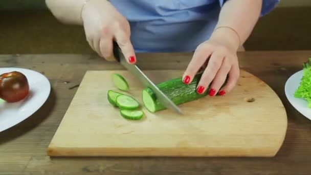 여자가 야채 고추,오이, 검은 도마도 를 썰어서 완성 된 접시 샐러드 를 모읍니다. 시간 이 부족하다 — 비디오