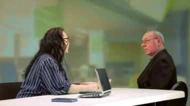 Ofisteki kadın yönetici, çalışanı görevi kötüye kullanmaktan azarladı