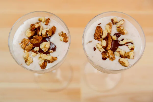 Óculos com batido pronto sorvete de chocolate batido de banana e nozes . — Fotografia de Stock