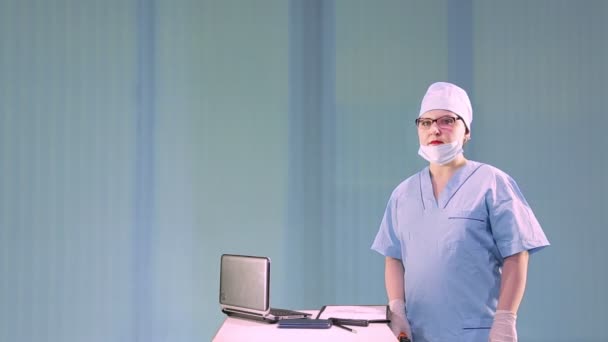 Una doctora con máscara médica se prepara para examinar a los pacientes — Vídeo de stock