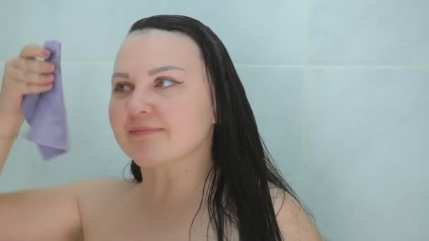 Eine brünette Frau färbt ihre Haare mit Pinsel und Kamm — Stockvideo