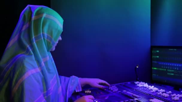 Programmatore musulmano di hijab e occhiali programmatore luce di programmazione per uno spettacolo — Video Stock