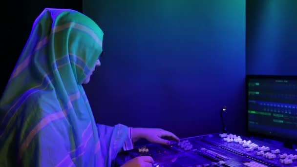 Muslim hijab and glasses engineer programmer programming light for a show — Stock Video