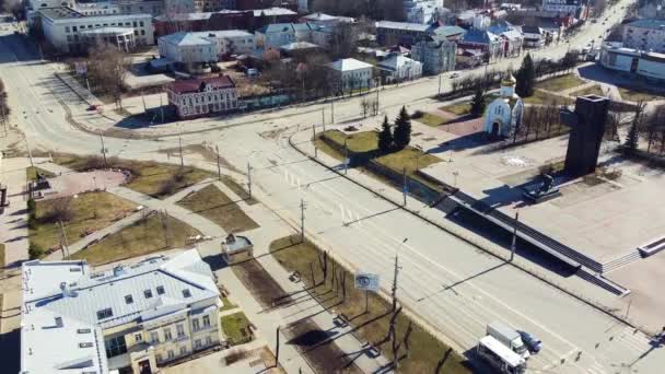 April 04, 2020 Russia, the city of Ivanovo, Lenin Avenue and Revolution Square. An empty city without people and few cars during the day during quarantine against coronavirus — Stock Video