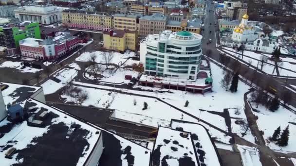2 Nisan 2020 Rusya, Ivanovo şehri, Lenin Bulvarı. Koronavirüse karşı karantina sırasında insansız sokaklar ve araçlar — Stok video
