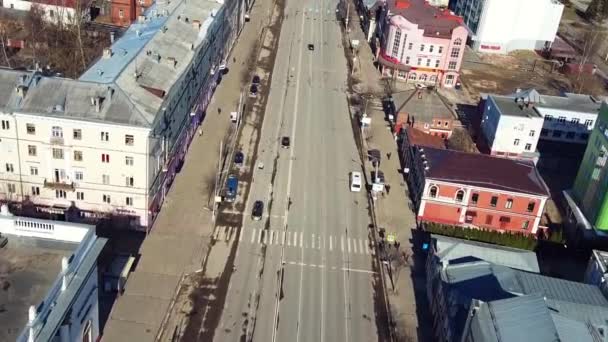 04 kwietnia 2020 Rosja, miasto Iwanowo, Aleja Lenina. Puste miasto bez ludzi i kilka samochodów w ciągu dnia podczas kwarantanny przeciwko koronawirusowi — Wideo stockowe