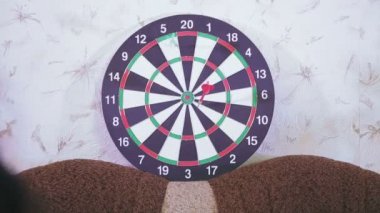 Aile koronavirüsü önlemek için karantinaya alındı, evde boş vakitlerinde dart oynuyorlar.