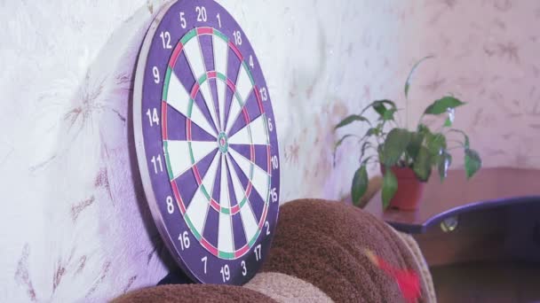 A game of darts at home in quarantine for the prevention of coranavirus — Stock Video