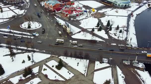 02. April 2020 Russland, Stadt Iwanowo, Puschkin-Platz, Uferdamm des Flusses Uwod. Straßen ohne Menschen und Fahrzeuge während Quarantäne gegen Coronavirus — Stockvideo