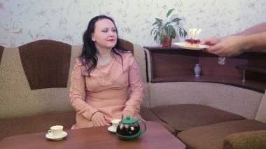 Aile, karantina sırasında eşlerinin doğum gününü mumlu küçük bir pastayla kutlar..