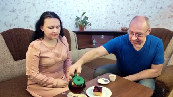 Супружеская пара празднует день рождения в карантине самоизоляции коронавируса — стоковое видео