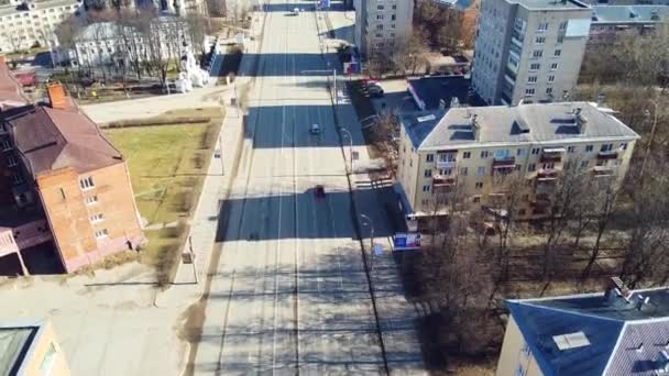 04 de abril 2020 Rusia, la ciudad de Ivanovo, Avenida Sheremetyevsky. La ciudad desierta es una calle sin gente y pocos coches en el medio del día durante la cuarentena contra el coronavirus — Vídeo de stock