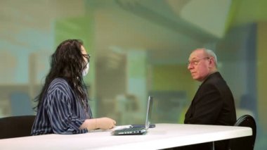 Sağlık maskeli kadın yönetici, Coronavirus önleme tedbirlerini ihlal ettiği için çalışanları azarladı