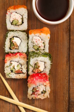 Soya soslu, dereotlu, soya soslu, zencefilli ve çubuklu rulo ekmek..