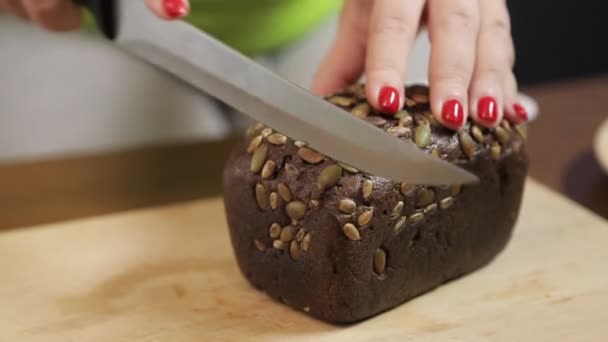 Femme coupe à la main un grand couteau sur une planche en bois seigle hlnb avec son — Video