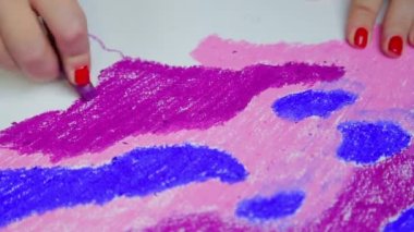 Kadın eli, gün batımında mor pastel gökyüzü ile beyaz kağıda çizer..