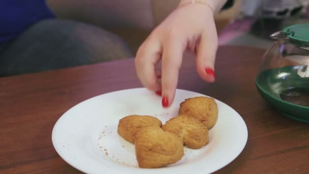 Un homme et une femme en isolement boivent du thé avec des biscuits . — Video