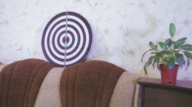 Coranavirus 'un önlenmesi için karantinada bir dart oyunu