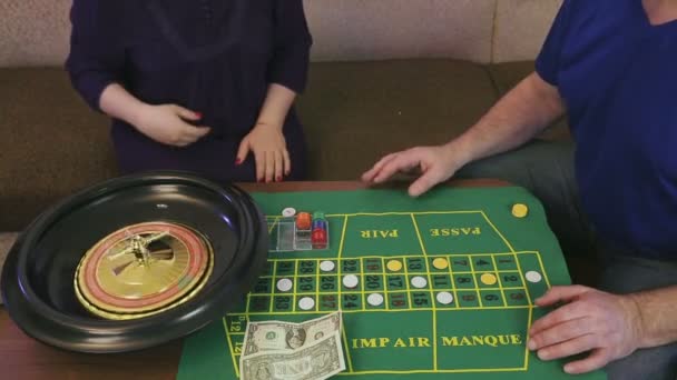 Gifta par som spelar roulette hemma i karantän isolerat för att förebygga coronavirus. — Stockvideo