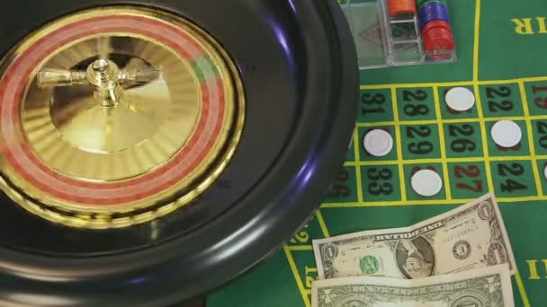 Ruleta čipy a dolary domácí hra v karanténě pro prevenci koronaviru — Stock video
