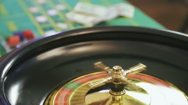 La mano femenina gira la ruleta para el juego . — Vídeo de stock