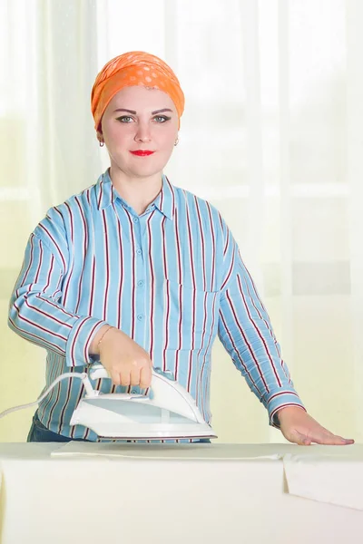En judisk kvinna, en hemmafru, ägnar sig åt att stryka kläder.. — Stockfoto