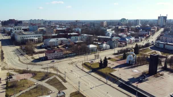 04 de abril de 2020 Rusia, la ciudad de Ivanovo, Avenida Lenin y Plaza de la Revolución. Una ciudad vacía sin gente y pocos coches durante el día durante la cuarentena contra el coronavirus — Vídeos de Stock