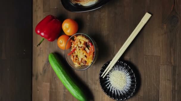 选材、新鲜蔬菜及煮熟鸡胸肉 — 图库视频影像