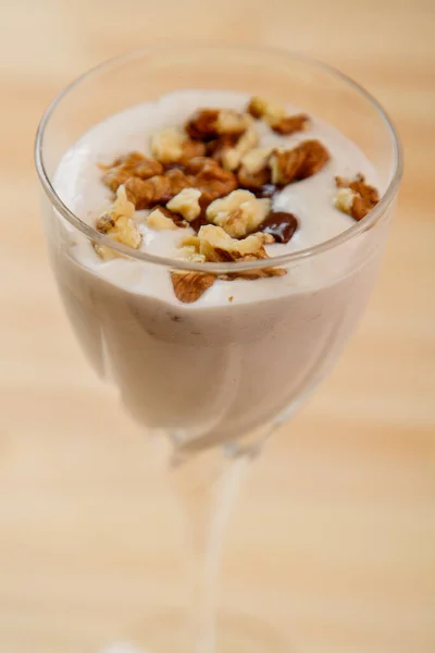 Vista superior do smoothie de sorvete com banana e nozes polvilhadas com chocolate — Fotografia de Stock