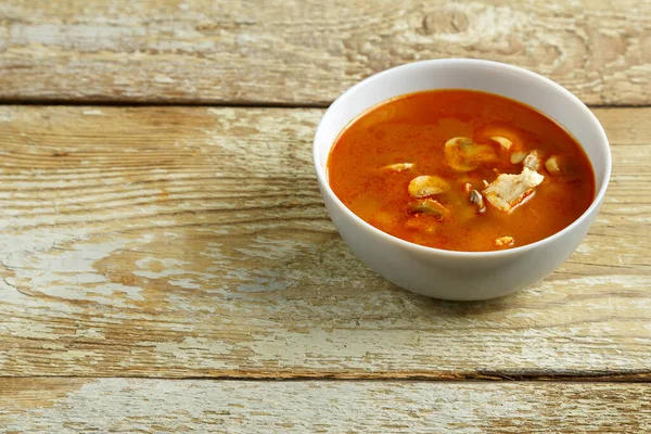 Plato con sopa de ñame thai tom en una mesa de madera . —  Fotos de Stock