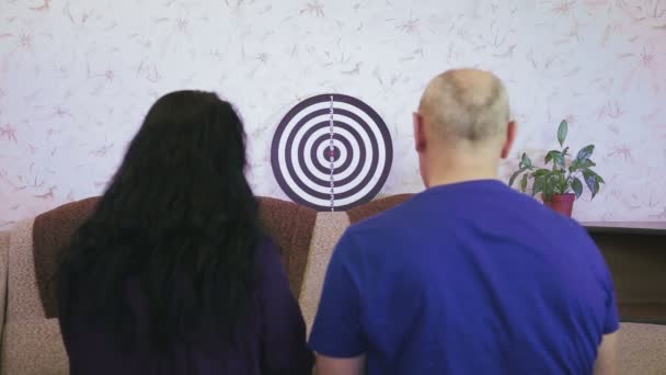 Coronavirus-Quarantäne: Paare spielen in ihrer Freizeit zu Hause Darts — Stockvideo