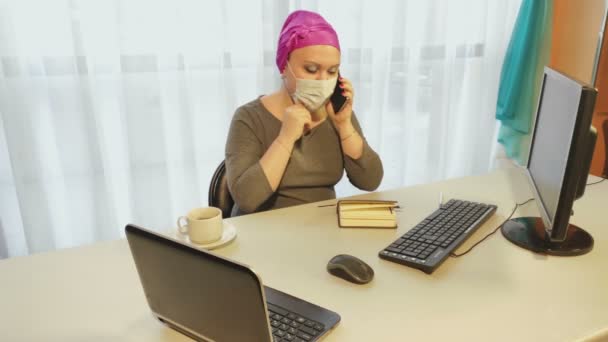 Mujer judía con un tocado en una máscara médica durante el período de cuarentena trabaja en la oficina en el ordenador — Vídeos de Stock