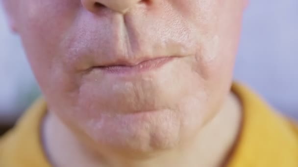 Um homem comendo batatas fritas com sabor a queijo crocante . — Vídeo de Stock