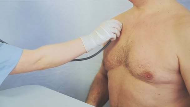 Un uomo all'appuntamento dal dottore senza camicia. Sparare senza volti — Video Stock