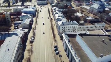 Nisan 04, 2020 Rusya, Ivanovo, Lenin Bulvarı. Gündüz karantina sırasında Coronavirus 'a karşı insanların ve arabaların olmadığı boş bir şehir.