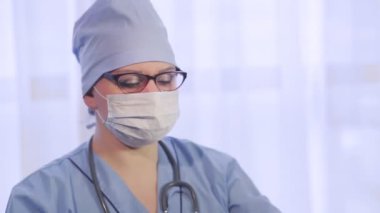 Bir kadın doktor, beynin manyetik rezonans görüntülerini inceliyor.
