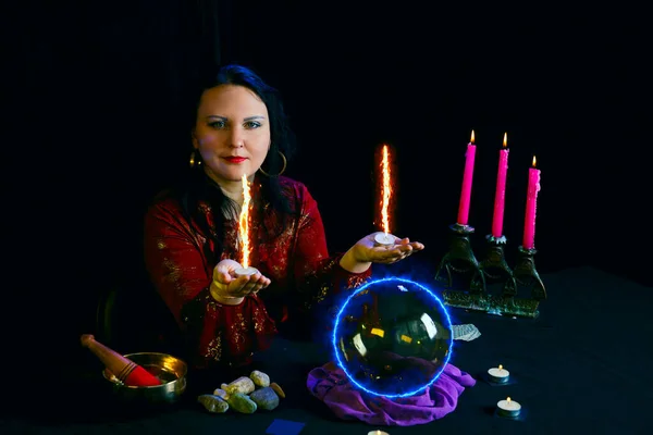 Genç Yahudi kahin mumlar hakkında koşar, alev alev yükseltir..