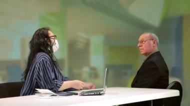 Sağlık maskeli kadın yönetici, Coronavirus önleme tedbirlerini ihlal ettiği için çalışanları azarladı