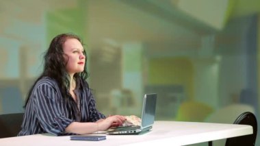 Ofisteki kadın çalışanlarının dikkatini dağıttığına yemin ediyor.