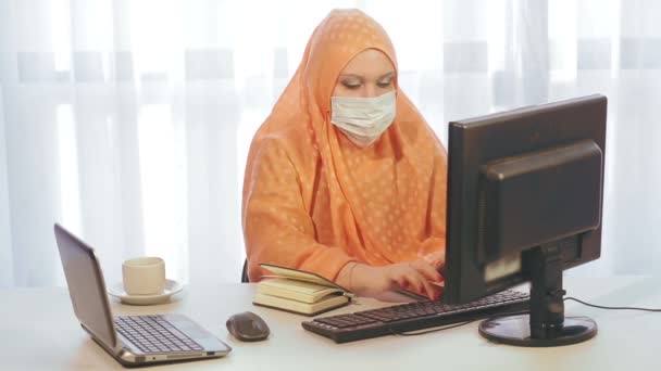 Donna musulmana in ufficio sta lavorando su un computer . — Video Stock