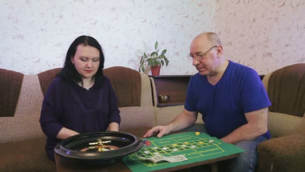 Marido e mulher jogam roleta em casa em quarentena em isolamento para a prevenção do coronavírus . — Vídeo de Stock