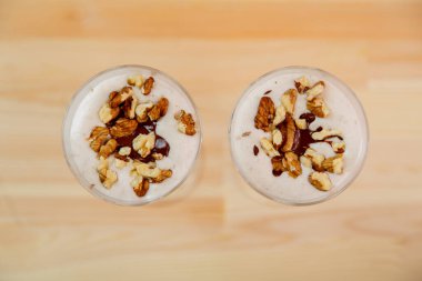 Meyveli çikolatalı, dondurmalı muzlu ve fındıklı bardaklar..