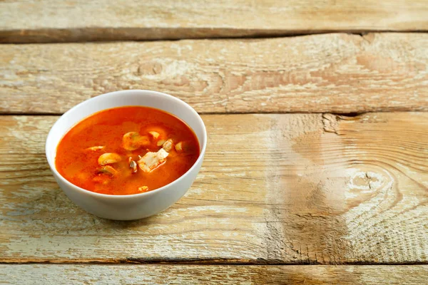 木製のテーブルの上にタイのトムヤムスープと皿. — ストック写真
