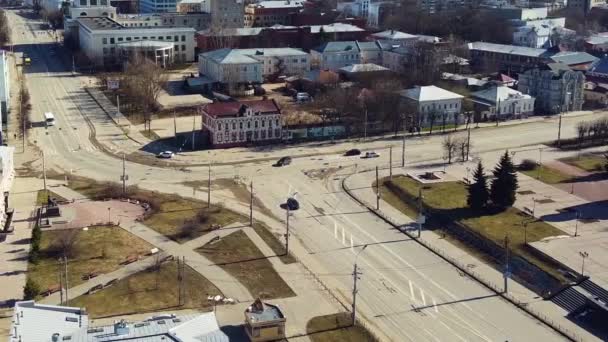 Április 04, 2020 Oroszország, a város Ivanovo, Lenin sugárút és a forradalom tere. Egy üres város emberek nélkül és kevés autó napközben a karantén alatt a koronavírus ellen. — Stock videók
